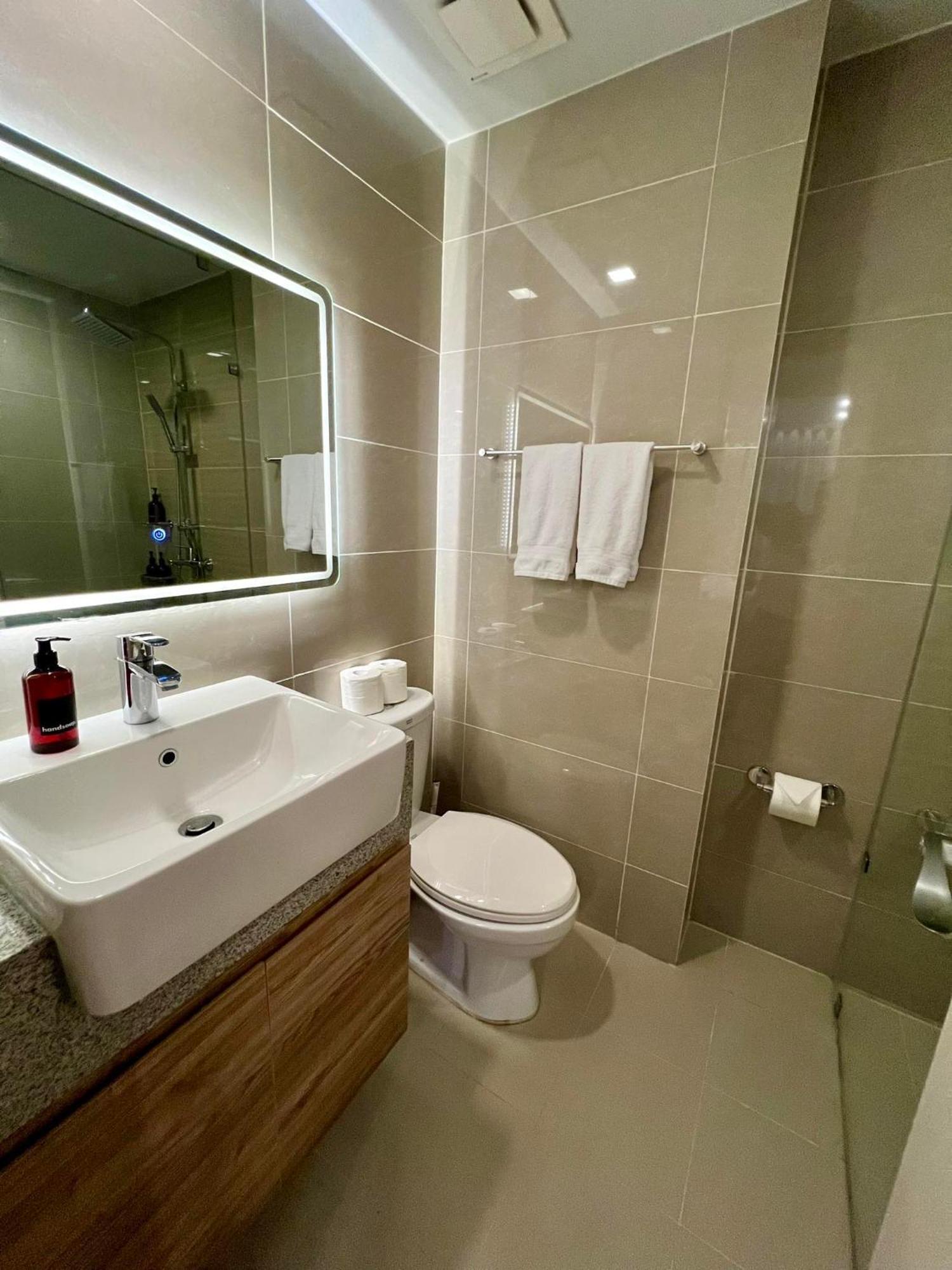 Hotel Vibe Condo At Uptown Parksuites Bgc Taguig Eksteriør billede
